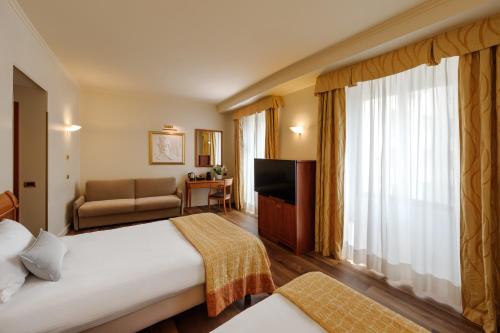 Habitación Triple Superior del hotel Dei Cavalieri Milano Duomo. Foto 4