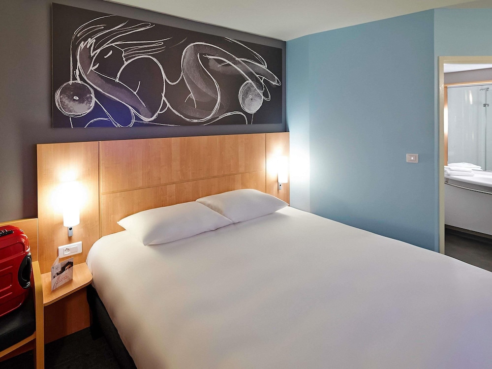Habitación con 1 cama doble equipada con la nueva ropa de cama del hotel Ibis Les Herbiers