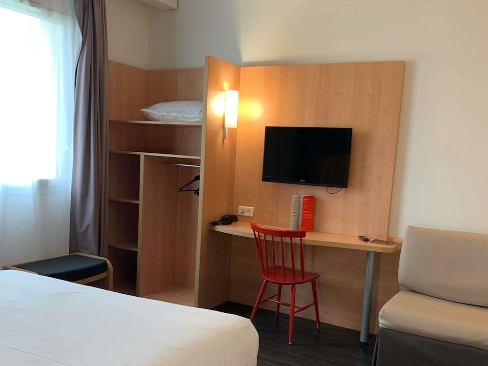 Habitación estándar para movilidad reducida con 1 cama doble del hotel Ibis Les Herbiers