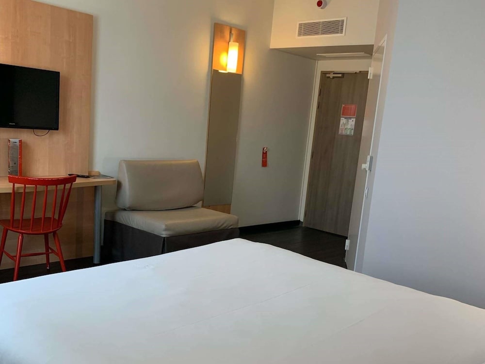 Habitación estándar para movilidad reducida con 1 cama doble del hotel Ibis Les Herbiers. Foto 2