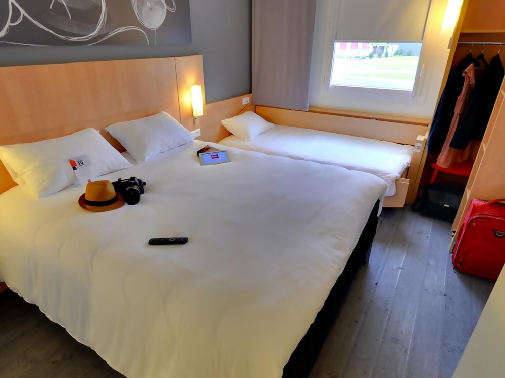 Habitación con 1 cama doble + 1 cama supletoria equipada con la nueva ropa de cama del hotel Ibis Les Herbiers