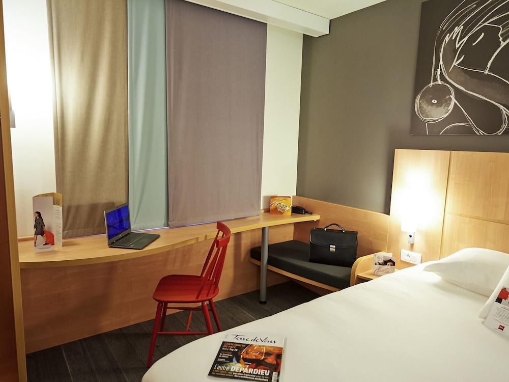 Habitación con 1 cama doble + 1 cama supletoria equipada con la nueva ropa de cama del hotel Ibis Les Herbiers. Foto 4