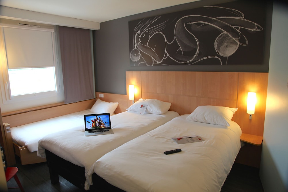 Habitación Estándar con 3 camas individuales del hotel Ibis Les Herbiers. Foto 1