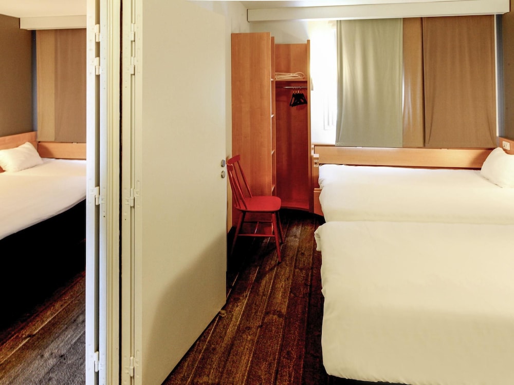 Habitación Estándar con 3 camas individuales del hotel Ibis Les Herbiers. Foto 2