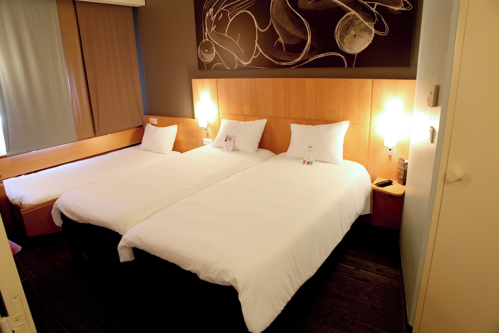 Habitación Estándar con 3 camas individuales del hotel Ibis Les Herbiers. Foto 4
