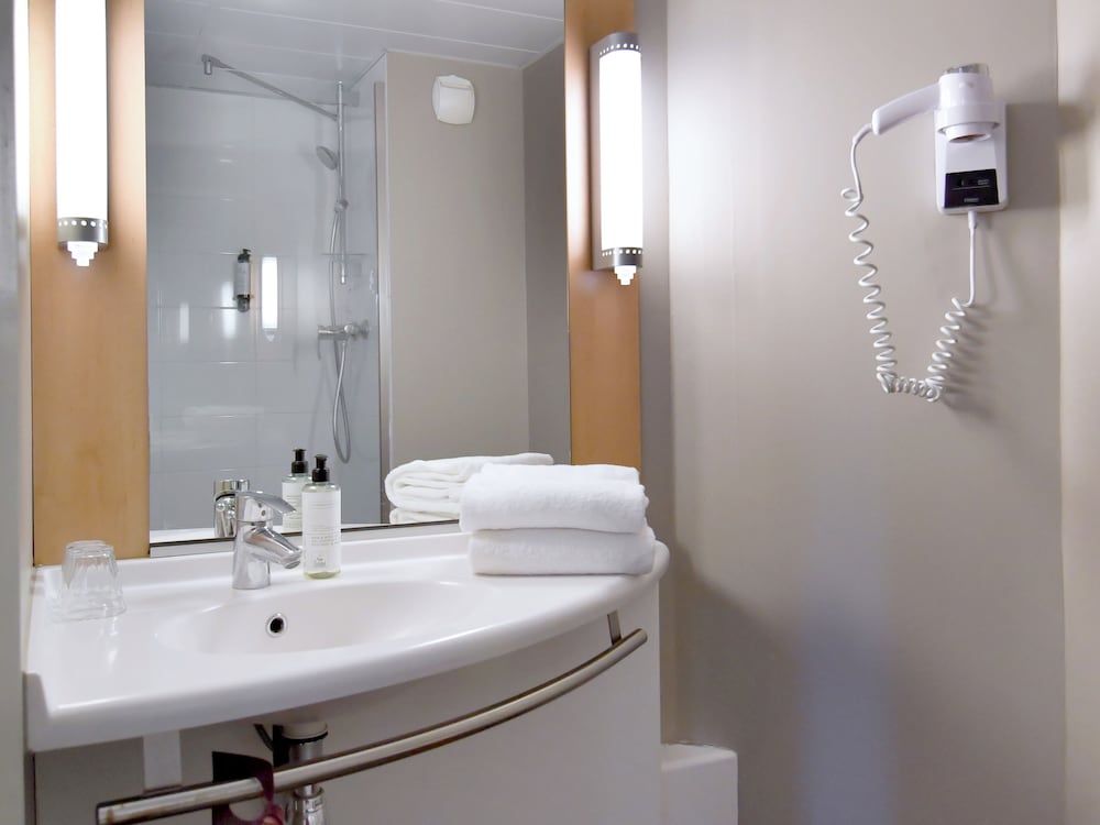 Habitación Estándar con 3 camas individuales del hotel Ibis Les Herbiers. Foto 5