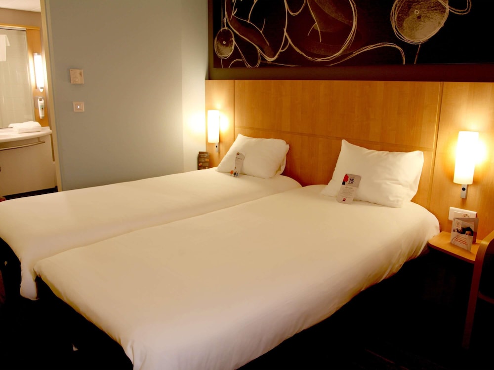 Habitación con 1 cama doble equipada con la nueva ropa de cama del hotel Ibis Les Herbiers. Foto 3