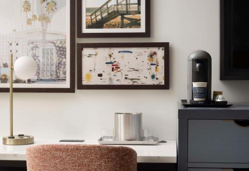 Habitación Doble con 2 camas grandes y bañera adaptada para personas con movilidad reducida del hotel Sonesta Los Angeles Airport Lax