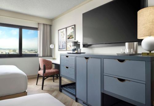 Habitación Doble con 2 camas grandes y bañera adaptada para personas con movilidad reducida del hotel Sonesta Los Angeles Airport Lax. Foto 1