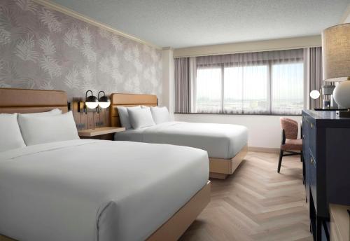 Habitación Deluxe con 2 camas grandes - Ducha accesible en silla de ruedas - Adaptado para personas con movilidad reducida del hotel Sonesta Los Angeles Airport Lax. Foto 2
