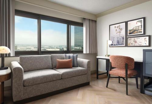Habitación Executive con cama extragrande y bañera - Adaptada para personas de movilidad reducida y con discapacidad auditiva del hotel Sonesta Los Angeles Airport Lax. Foto 2