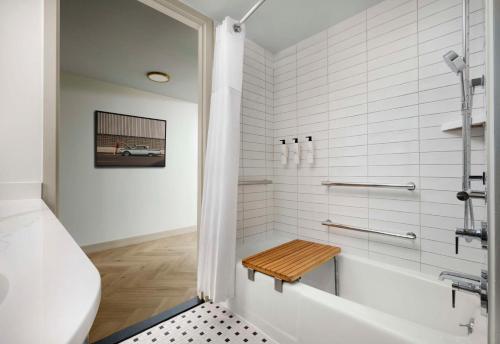 Habitación Executive con cama extragrande y bañera - Adaptada para personas de movilidad reducida y con discapacidad auditiva del hotel Sonesta Los Angeles Airport Lax. Foto 6