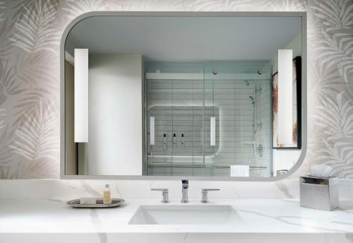 Habitación Executive con cama extragrande y ducha accesible en silla de ruedas - Adaptada para personas con movilidad reducida/discapacidad auditiva del hotel Sonesta Los Angeles Airport Lax. Foto 4