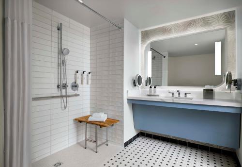 Habitación Executive con cama extragrande y ducha accesible en silla de ruedas - Adaptada para personas con movilidad reducida/discapacidad auditiva del hotel Sonesta Los Angeles Airport Lax. Foto 6