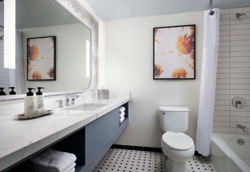 Habitación Executive - 1 cama extragrande - Adaptada para personas con discapacidad auditiva del hotel Sonesta Los Angeles Airport Lax. Foto 3