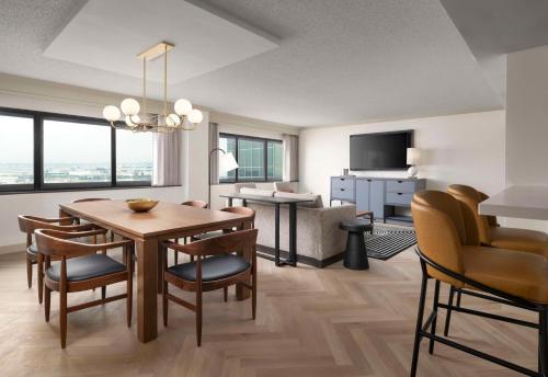 Suite de 1 dormitorio con cama extragrande del hotel Sonesta Los Angeles Airport Lax. Foto 1