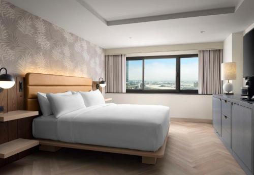 Suite de 1 dormitorio con cama extragrande del hotel Sonesta Los Angeles Airport Lax. Foto 2