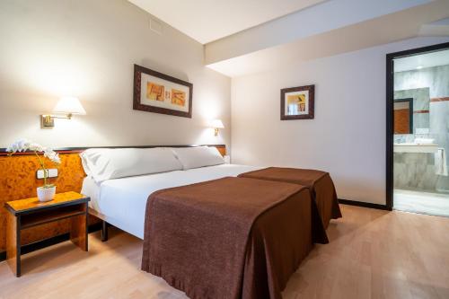 Habitación Doble con cama supletoria del hotel Glories. Foto 1