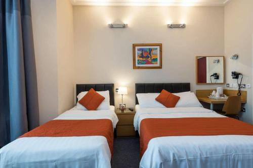 Habitación Doble con baño privado y cama supletoria del hotel Adria
