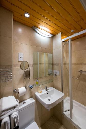 Habitación Doble con baño privado y cama supletoria del hotel Adria. Foto 2