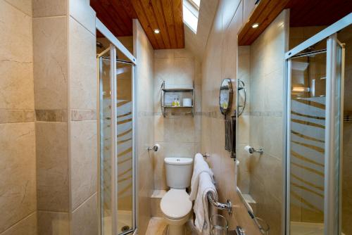 Habitación con 2 camas individuales y baño del hotel Adria. Foto 1