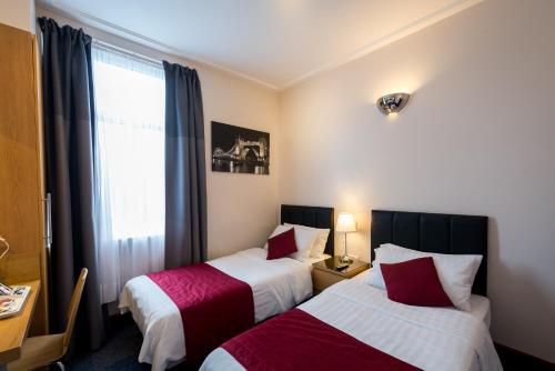 Habitación con 2 camas individuales y baño del hotel Adria. Foto 8
