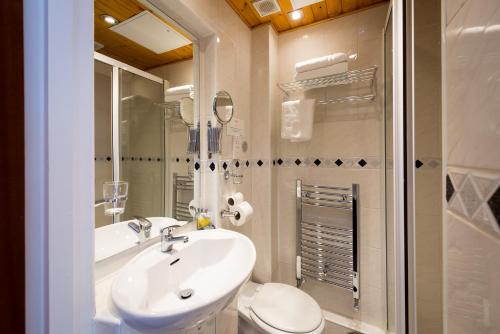 Habitación con 2 camas individuales y baño del hotel Adria. Foto 9