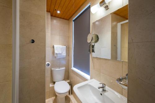 Habitación Doble con baño del hotel Adria. Foto 1