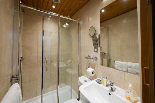 Habitación Doble con baño del hotel Adria. Foto 2