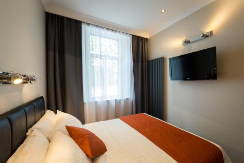 Habitación Doble con baño del hotel Adria. Foto 4