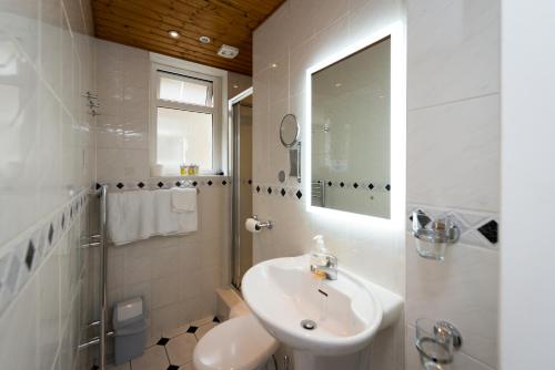 Habitación Triple con baño del hotel Adria. Foto 4