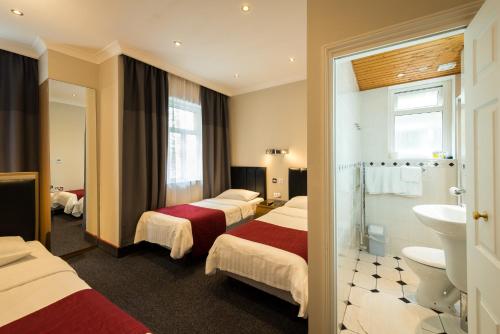 Habitación Triple con baño del hotel Adria. Foto 6