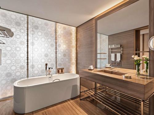Suite Deluxe de 1 dormitorio del hotel Rixos Premium Dubai Jbr. Foto 6