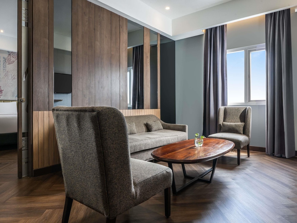 Suite Ejecutiva con 1 Cama King Size y Sofá del hotel Mercure Jayapura. Foto 2