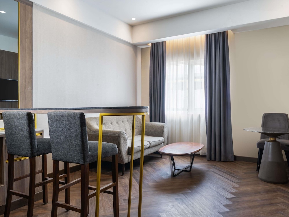 Suite Ejecutiva con 1 cama doble del hotel Mercure Jayapura. Foto 2