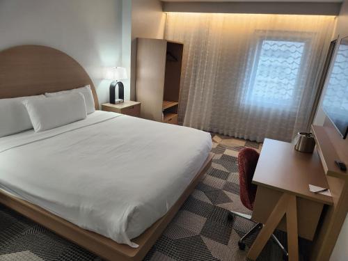 Habitación Estándar - Cama extragrande del hotel Miami International Airport. Foto 1