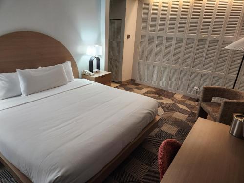 Habitación Estándar - Cama extragrande del hotel Miami International Airport. Foto 2