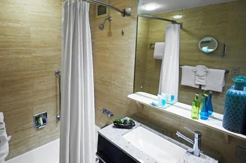 Habitación Estándar - Cama extragrande del hotel Miami International Airport. Foto 3