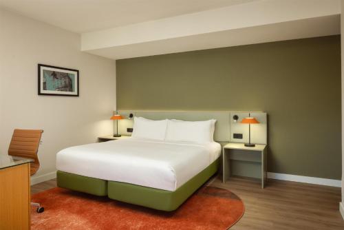Habitación Deluxe con cama extragrande del hotel Doubletree By Hilton Luxembourg. Foto 6