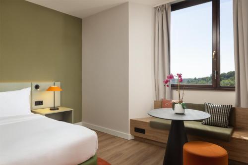 Habitación Superior con cama extragrande del hotel Doubletree By Hilton Luxembourg. Foto 5