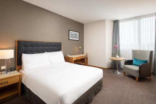 Habitación con cama grande del hotel Doubletree By Hilton Luxembourg