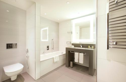 Suite Deluxe del hotel Doubletree By Hilton Luxembourg. Foto 10