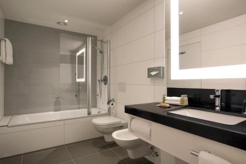 Suite con cama grande y cocina americana del hotel Doubletree By Hilton Luxembourg. Foto 3