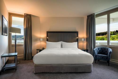 Suite con cama grande y cocina americana del hotel Doubletree By Hilton Luxembourg. Foto 4