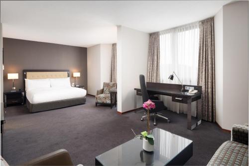 Habitación Deluxe con sala de reuniones - 1 cama extragrande del hotel Doubletree By Hilton Luxembourg. Foto 3