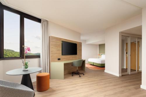 Habitación Premium con cama extragrande del hotel Doubletree By Hilton Luxembourg. Foto 4