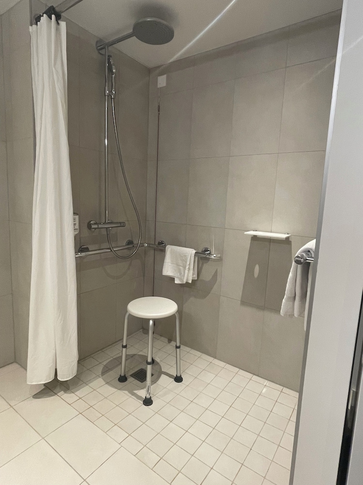 Habitación estándar, 1 cama doble, accesible en silla de ruedas del hotel Novotel Wien Hauptbahnhof. Foto 4