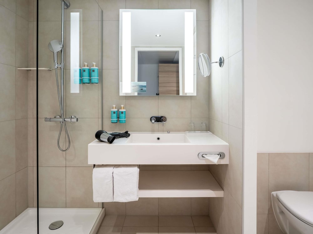 Habitación estándar (Family. 2 adult + 2 children) del hotel Novotel Wien Hauptbahnhof. Foto 1
