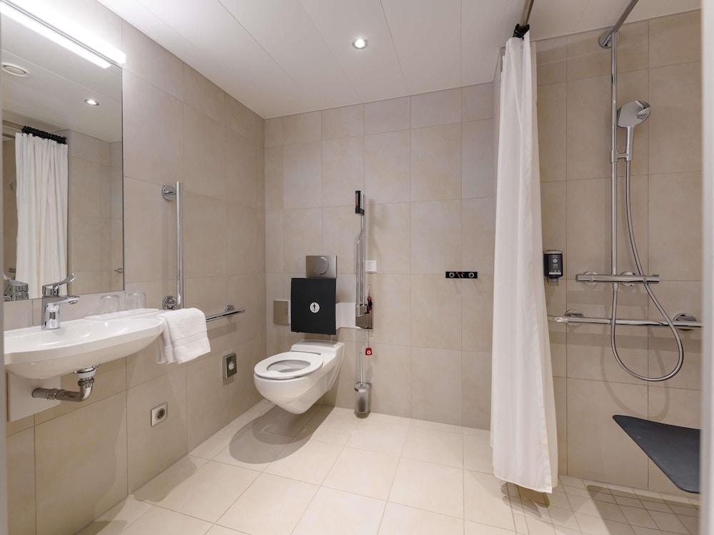 Habitación estándar, 1 cama doble, accesible en silla de ruedas del hotel Novotel Wien Hauptbahnhof. Foto 5