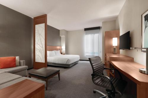 Habitación con cama king size (con sofá - cama) del hotel Hyatt Place Baltimore Inner Harbor